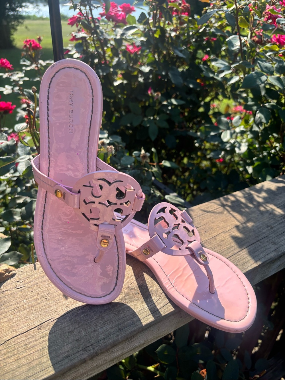 Tory Burch Miller Light Pink Glossy Patent Leather Logo Thong Sandals Size 7